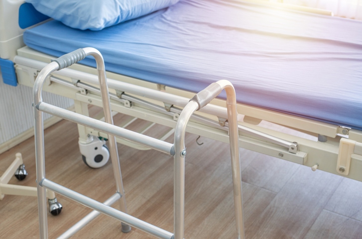 łóżko ortopedyczne i balkonik